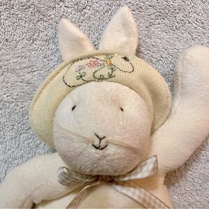 Bunnies by the Bay Hallmark 2005‎ Retro A bunny in a hat!